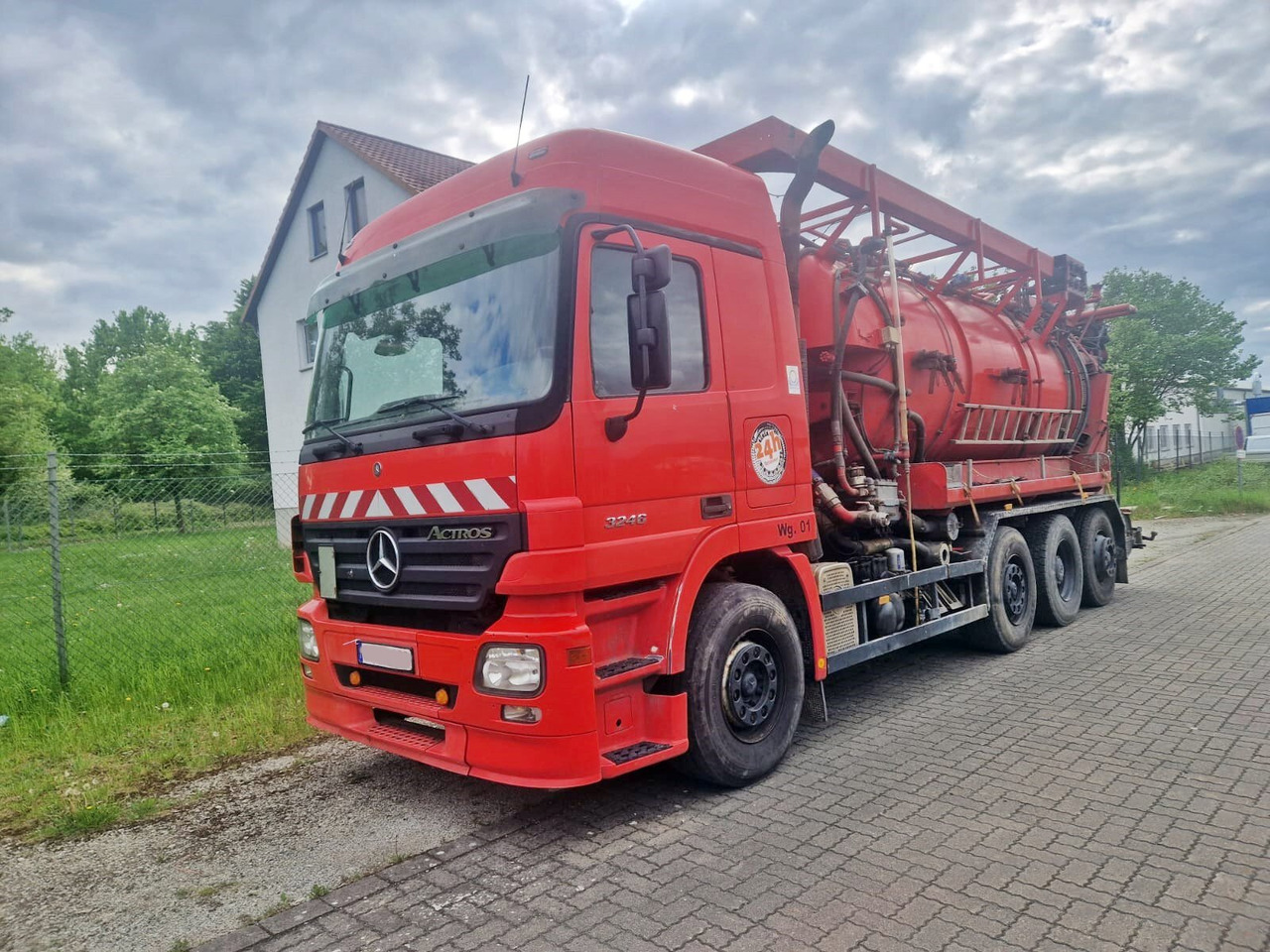 Mercedes-Benz Actros 3246 L 8x2 Actros 3246 L 8x2, Hellmers Saug- und Spülwagen ca. 15m³ - Truk: gambar 1 Mercedes-Benz Actros 3246 L 8x2 Actros 3246 L 8x2, Hellmers Saug- und Spülwagen ca. 15m³ - Truk: gambar 1