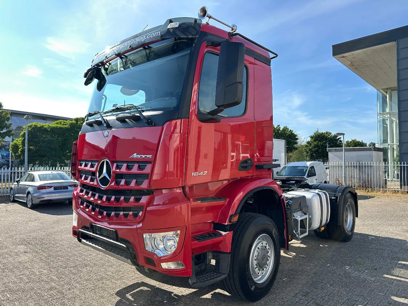 Mercedes-Benz Arocs 1824 4x4 ALLROAD + KIPPER HYDRAULIC + 334.231 KM + SPRING / SPRING + EURO 6 - Tractor head: gambar 1 Mercedes-Benz Arocs 1824 4x4 ALLROAD + KIPPER HYDRAULIC + 334.231 KM + SPRING / SPRING + EURO 6 - Tractor head: gambar 1