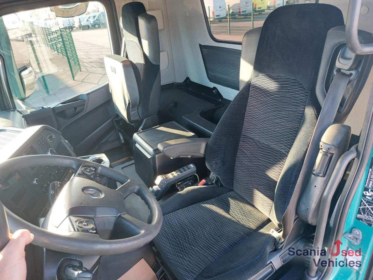 MERCEDES-BENZ Arocs 4142K Abroll Kipper HIAB XR26S51 / AP-Achsen - Truk jungkit: gambar 2 MERCEDES-BENZ Arocs 4142K Abroll Kipper HIAB XR26S51 / AP-Achsen - Truk jungkit: gambar 2