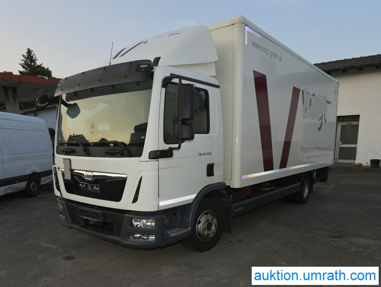 MAN (V182) TGL 12.250 4x2 L/BL Koffer Ladebordwand Klimaautomatik NAVI Luftfederung Automatikgetriebe EURO 6 - Truk box: gambar 1 MAN (V182) TGL 12.250 4x2 L/BL Koffer Ladebordwand Klimaautomatik NAVI Luftfederung Automatikgetriebe EURO 6 - Truk box: gambar 1