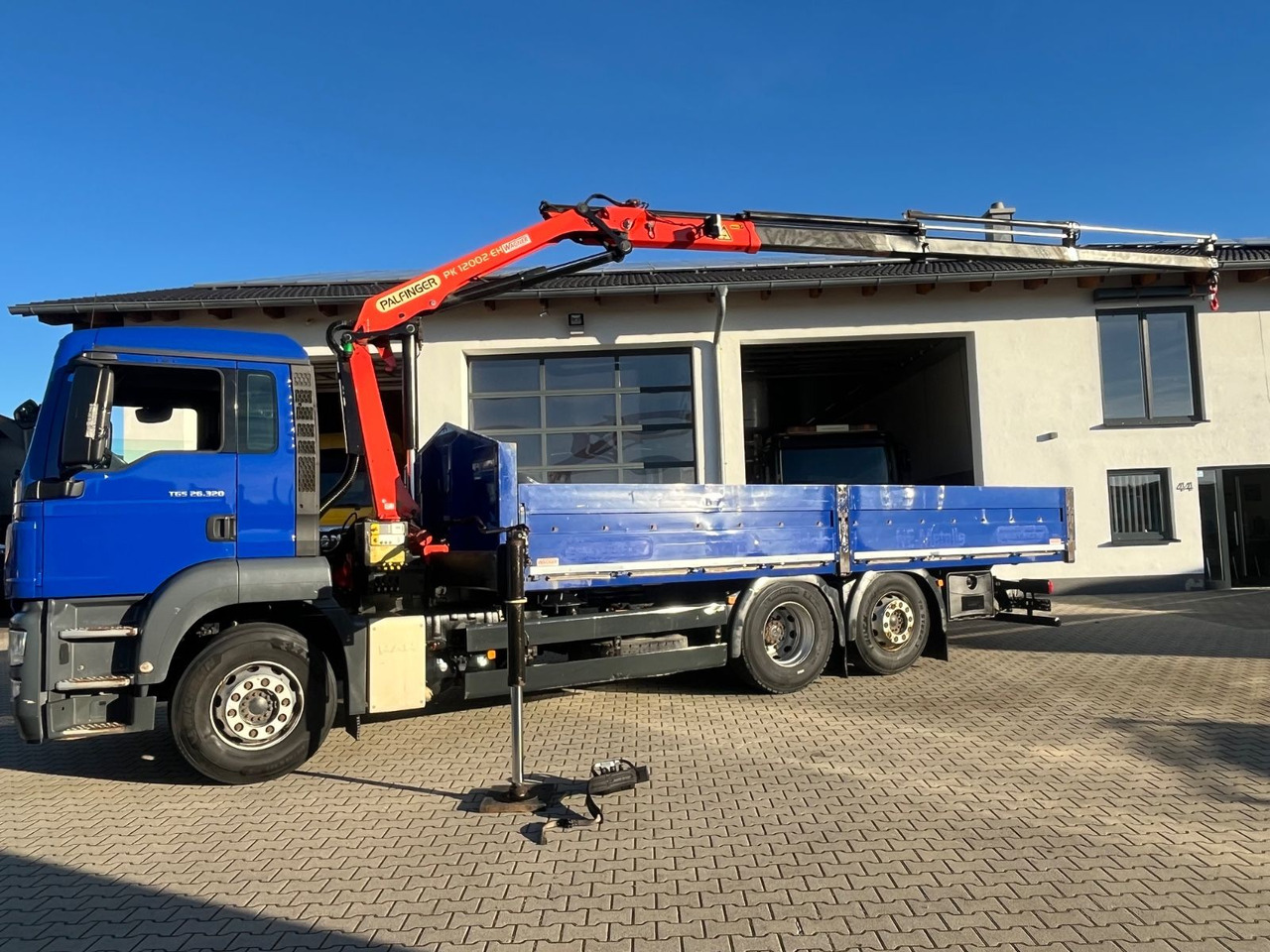 MAN TGS 26.320 Pritsche mit Kran Palfinger PK12002 - Truk flatbed, Truk derek: gambar 1 MAN TGS 26.320 Pritsche mit Kran Palfinger PK12002 - Truk flatbed, Truk derek: gambar 1