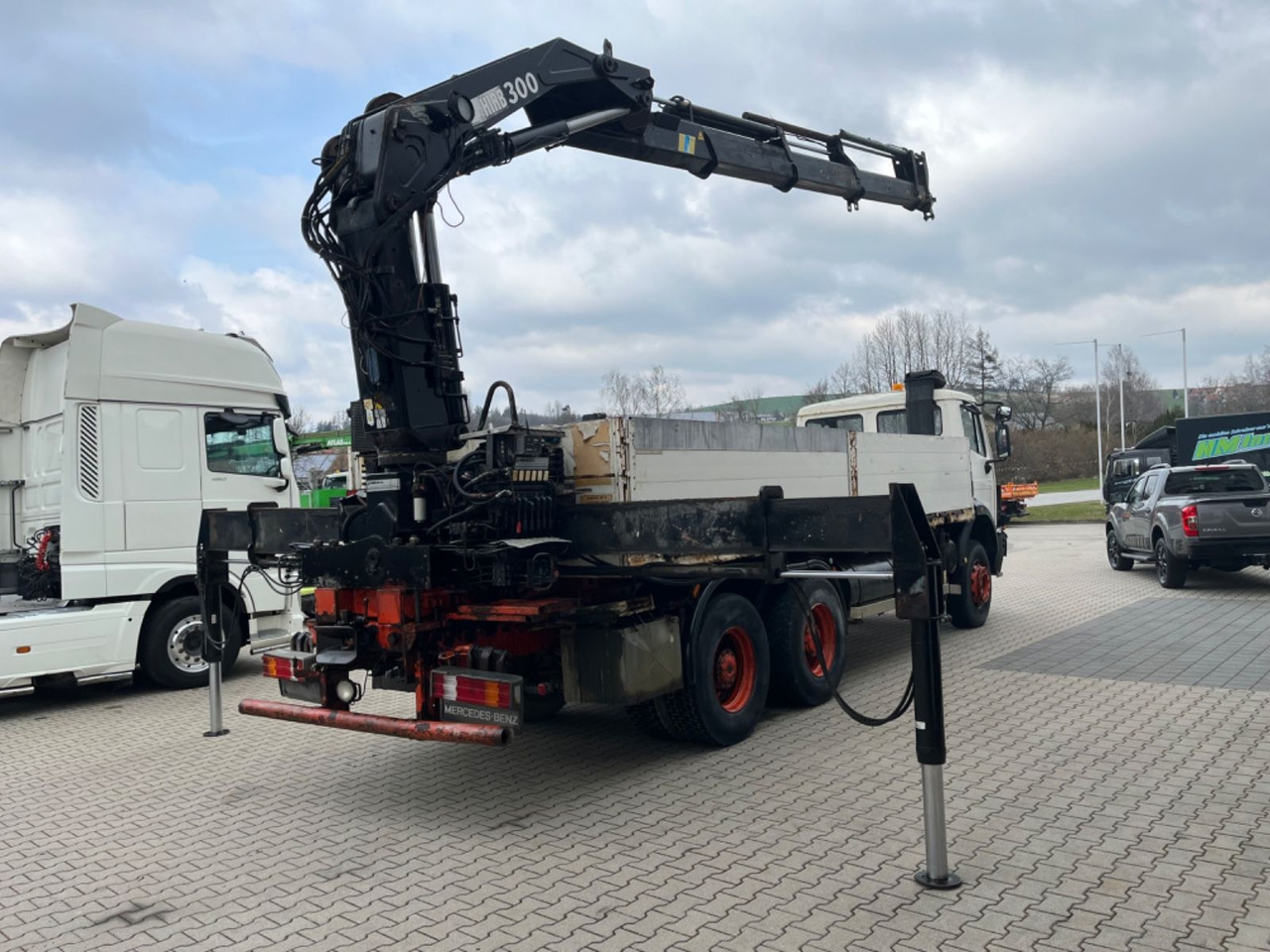 Mercedes-Benz SK 2635 6x4 V8 Pritsche mit HIAB 300-4 - Truk flatbed, Truk derek: gambar 3 Mercedes-Benz SK 2635 6x4 V8 Pritsche mit HIAB 300-4 - Truk flatbed, Truk derek: gambar 3