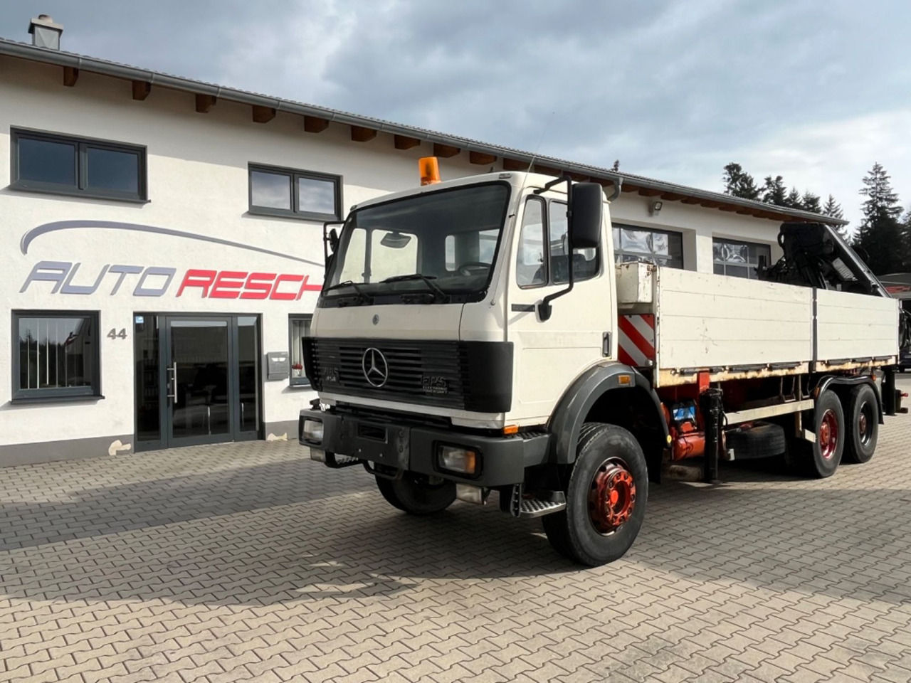 Mercedes-Benz SK 2635 6x4 V8 Pritsche mit HIAB 300-4 - Truk flatbed, Truk derek: gambar 2 Mercedes-Benz SK 2635 6x4 V8 Pritsche mit HIAB 300-4 - Truk flatbed, Truk derek: gambar 2