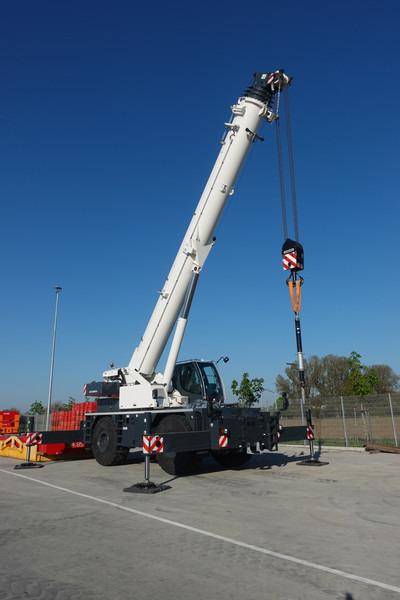 Liebherr LRT 1100-2.1 - Derek bergerak: gambar 1 Liebherr LRT 1100-2.1 - Derek bergerak: gambar 1