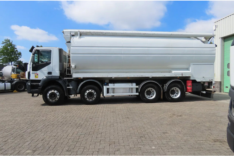Iveco Eurotrakker 410 8x4. Light damages, 100% all working. 100% drivable - Truk tangki: gambar 4 Iveco Eurotrakker 410 8x4. Light damages, 100% all working. 100% drivable - Truk tangki: gambar 4