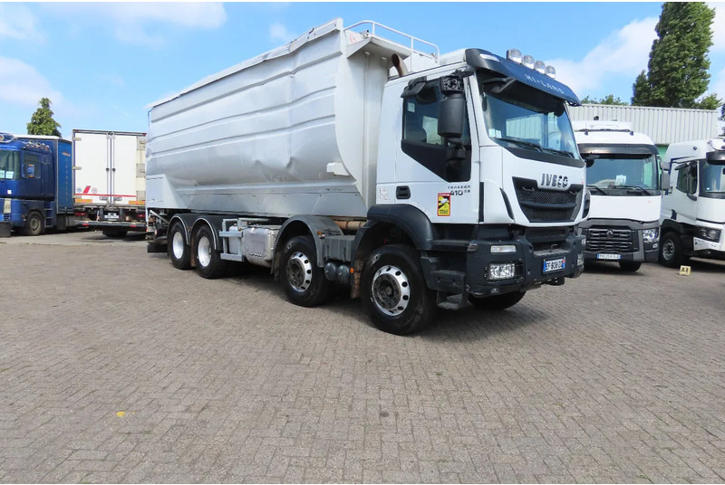 Iveco Eurotrakker 410 8x4. Light damages, 100% all working. 100% drivable - Truk tangki: gambar 3 Iveco Eurotrakker 410 8x4. Light damages, 100% all working. 100% drivable - Truk tangki: gambar 3