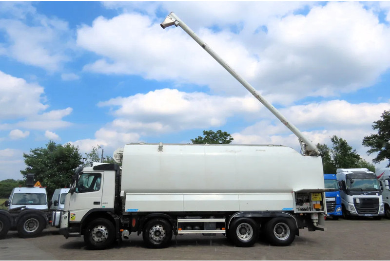 Volvo FMX 450 8x4 AUGER, radio control, 7 COMP. Full Volvo Service! . EXCELLENT condition - Truk tangki: gambar 2 Volvo FMX 450 8x4 AUGER, radio control, 7 COMP. Full Volvo Service! . EXCELLENT condition - Truk tangki: gambar 2