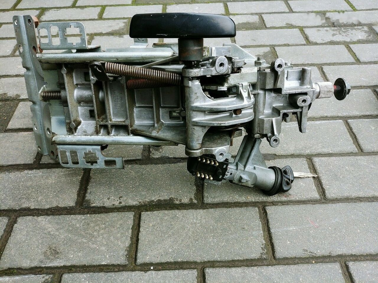 Scania 4 SERIES WITH IGNITION SWITCH 1427567 truck - Kolom kemudi untuk Truk: gambar 4 Scania 4 SERIES WITH IGNITION SWITCH 1427567 truck - Kolom kemudi untuk Truk: gambar 4