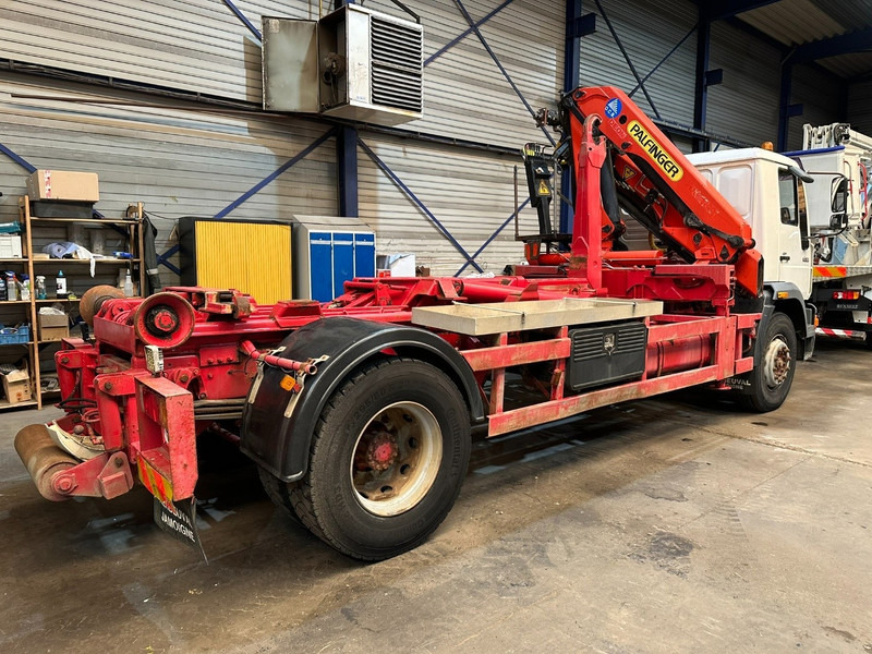 MAN 18.284 HOOKLIFT + CRANE PALFINGER PK 11001 A - STEEL SPRING / BLATT / LAMES - BE TRUCK - Hook lift, Truk derek: gambar 4 MAN 18.284 HOOKLIFT + CRANE PALFINGER PK 11001 A - STEEL SPRING / BLATT / LAMES - BE TRUCK - Hook lift, Truk derek: gambar 4