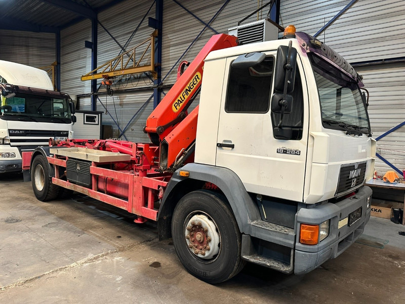 MAN 18.284 HOOKLIFT + CRANE PALFINGER PK 11001 A - STEEL SPRING / BLATT / LAMES - BE TRUCK - Hook lift, Truk derek: gambar 1 MAN 18.284 HOOKLIFT + CRANE PALFINGER PK 11001 A - STEEL SPRING / BLATT / LAMES - BE TRUCK - Hook lift, Truk derek: gambar 1