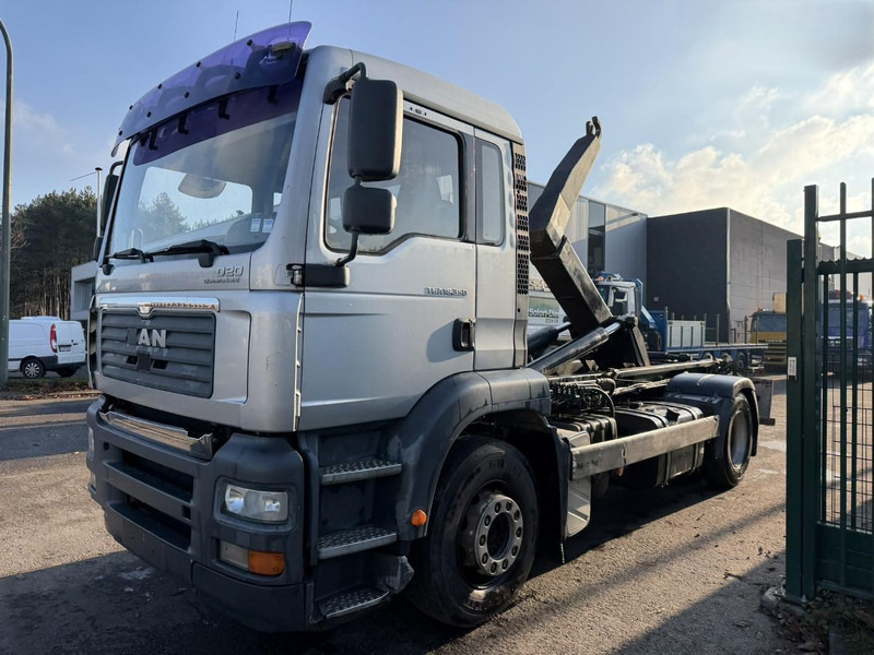 MAN TGA 18.350 4x2 19T HOOKLIFT / ABROLLKIPPER / GANCHO / AMPLIROL - EURO 3 - AS TRONIC AUTOMATIC - Hook lift: gambar 3 MAN TGA 18.350 4x2 19T HOOKLIFT / ABROLLKIPPER / GANCHO / AMPLIROL - EURO 3 - AS TRONIC AUTOMATIC - Hook lift: gambar 3