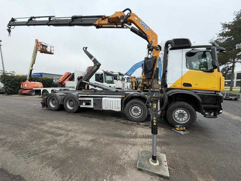 Mercedes-Benz AROCS 4143 8X4 WAF HOOKLIFT + CRANE EFFER 395 4S + ROTATOR + RADIO - 5/6 F - BE TRUCK - VERY NICE CONDITION - Hook lift, Truk derek: gambar 4 Mercedes-Benz AROCS 4143 8X4 WAF HOOKLIFT + CRANE EFFER 395 4S + ROTATOR + RADIO - 5/6 F - BE TRUCK - VERY NICE CONDITION - Hook lift, Truk derek: gambar 4