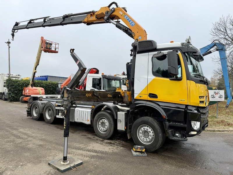 Mercedes-Benz AROCS 4143 8X4 WAF HOOKLIFT + CRANE EFFER 395 4S + ROTATOR + RADIO - 5/6 F - BE TRUCK - VERY NICE CONDITION - Hook lift, Truk derek: gambar 1 Mercedes-Benz AROCS 4143 8X4 WAF HOOKLIFT + CRANE EFFER 395 4S + ROTATOR + RADIO - 5/6 F - BE TRUCK - VERY NICE CONDITION - Hook lift, Truk derek: gambar 1
