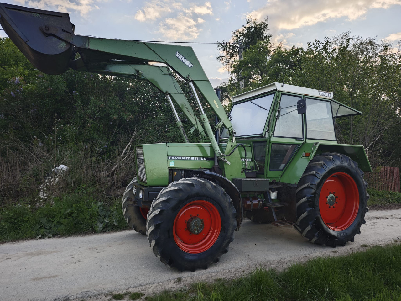 FENDT Favorit 611 LS turbomatik + TUR - Traktor: gambar 1 FENDT Favorit 611 LS turbomatik + TUR - Traktor: gambar 1