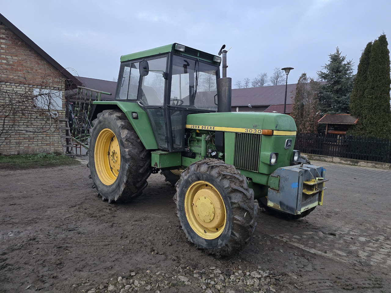 JOHN DEERE 3030E - Traktor: gambar 1 JOHN DEERE 3030E - Traktor: gambar 1