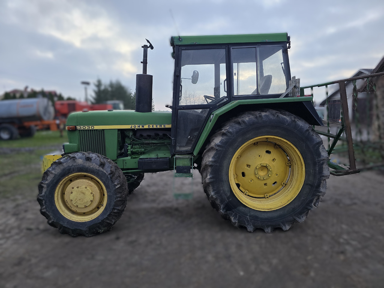 JOHN DEERE 3030E - Traktor: gambar 4 JOHN DEERE 3030E - Traktor: gambar 4