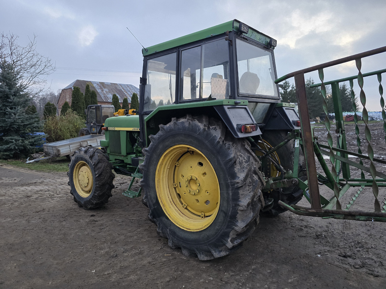 JOHN DEERE 3030E - Traktor: gambar 5 JOHN DEERE 3030E - Traktor: gambar 5