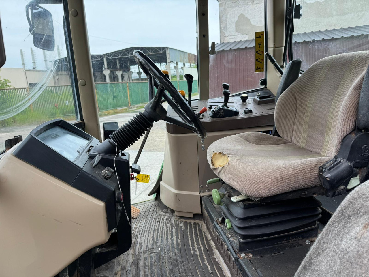 JOHN DEERE 6110 - Traktor: gambar 3 JOHN DEERE 6110 - Traktor: gambar 3