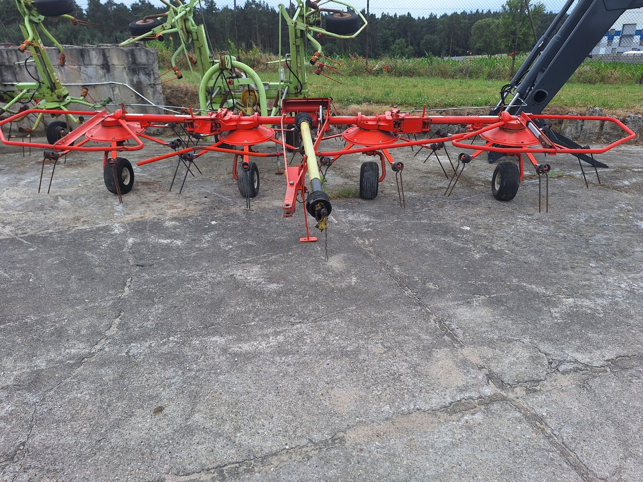 KUHN 5001T - Tedder/ Menyapu: gambar 1 KUHN 5001T - Tedder/ Menyapu: gambar 1