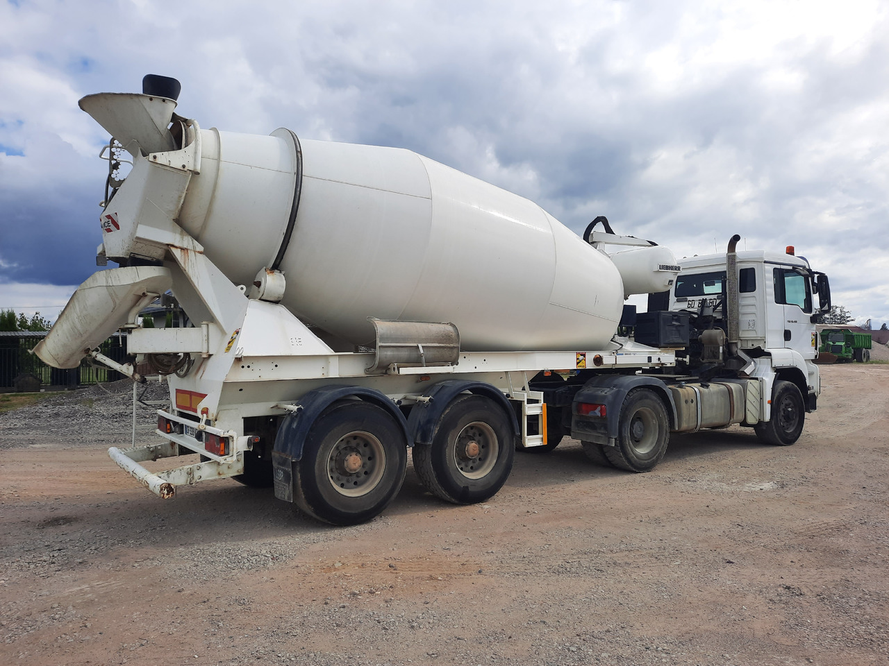 LIEBHERR 10 m3 - Semi-trailer mixer beton: gambar 1 LIEBHERR 10 m3 - Semi-trailer mixer beton: gambar 1