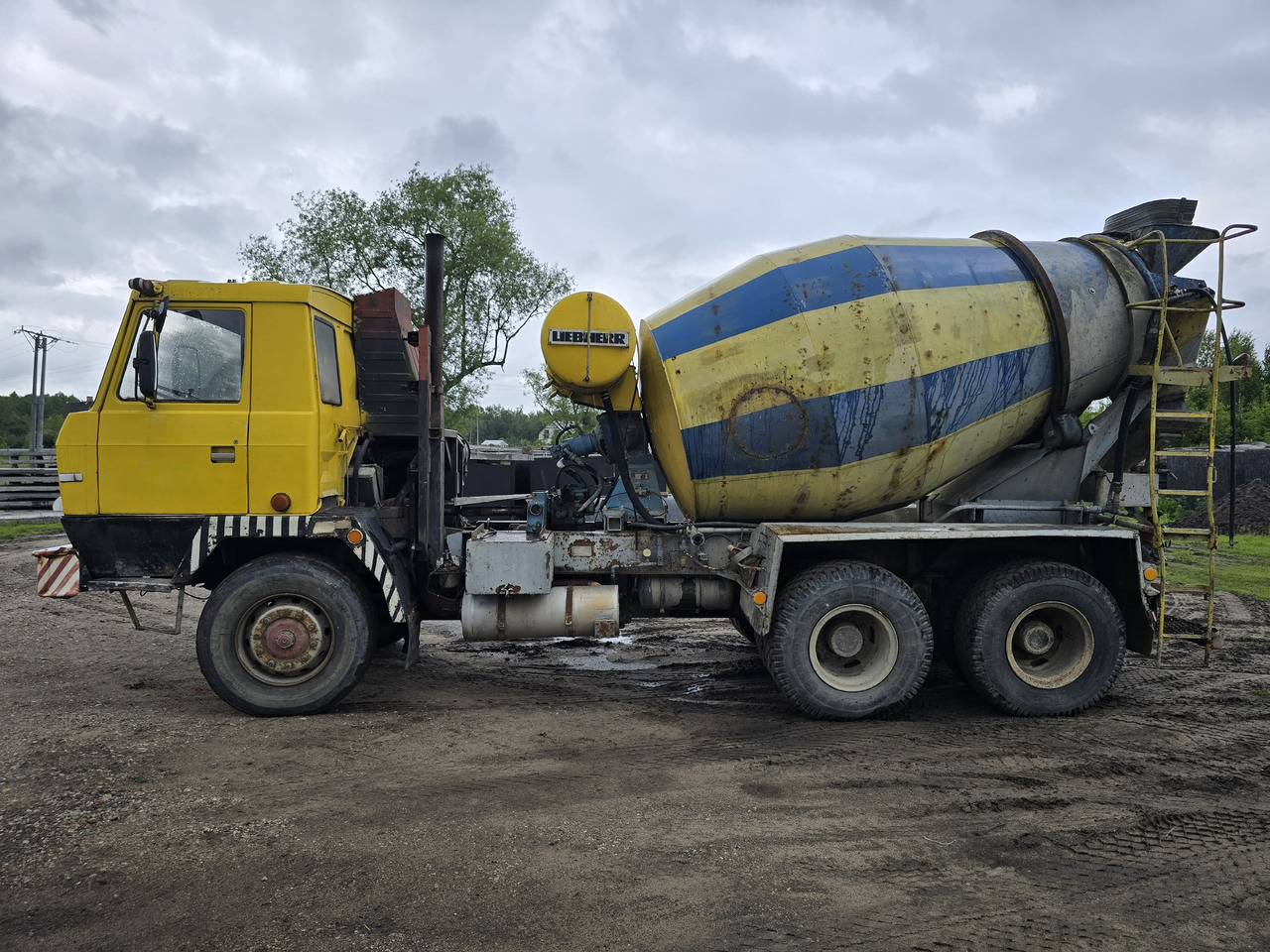 TATRA 6x6 (6 m3) betoniarka LIEBHERR - Truk pengaduk beton: gambar 2 TATRA 6x6 (6 m3) betoniarka LIEBHERR - Truk pengaduk beton: gambar 2