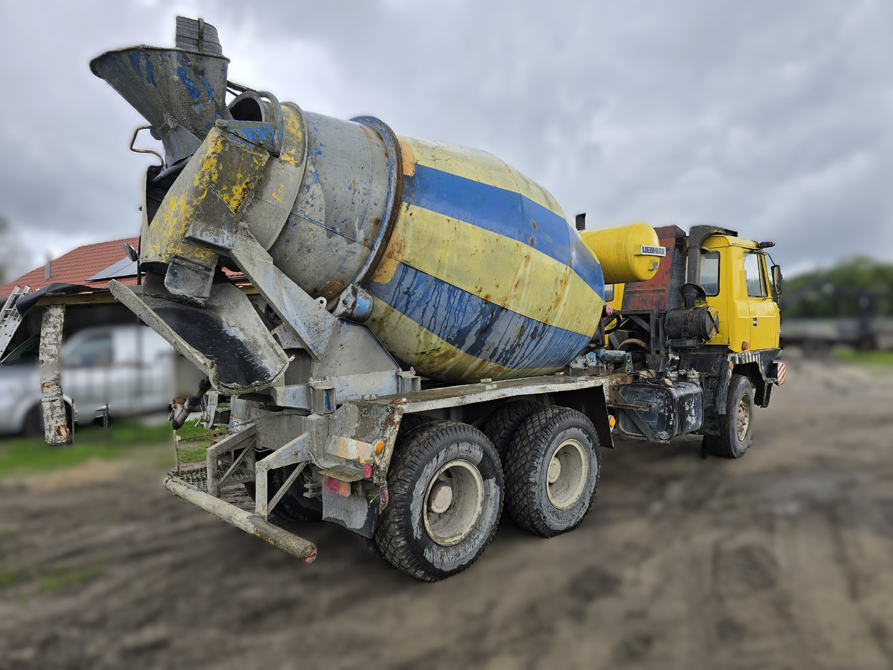 TATRA 6x6 (6 m3) betoniarka LIEBHERR - Truk pengaduk beton: gambar 5 TATRA 6x6 (6 m3) betoniarka LIEBHERR - Truk pengaduk beton: gambar 5
