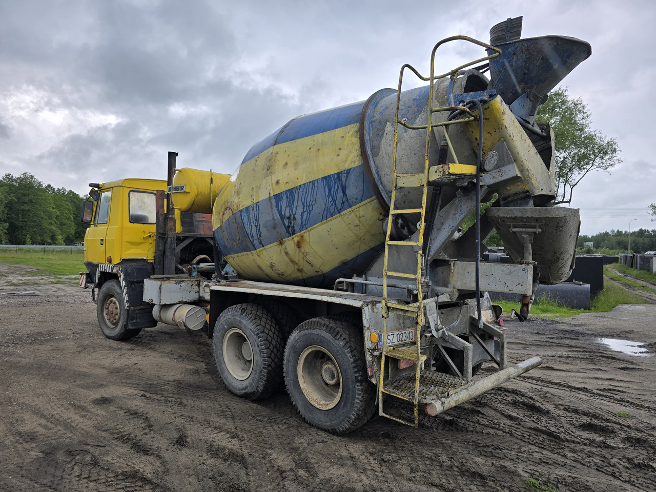 TATRA 6x6 (6 m3) betoniarka LIEBHERR - Truk pengaduk beton: gambar 3 TATRA 6x6 (6 m3) betoniarka LIEBHERR - Truk pengaduk beton: gambar 3