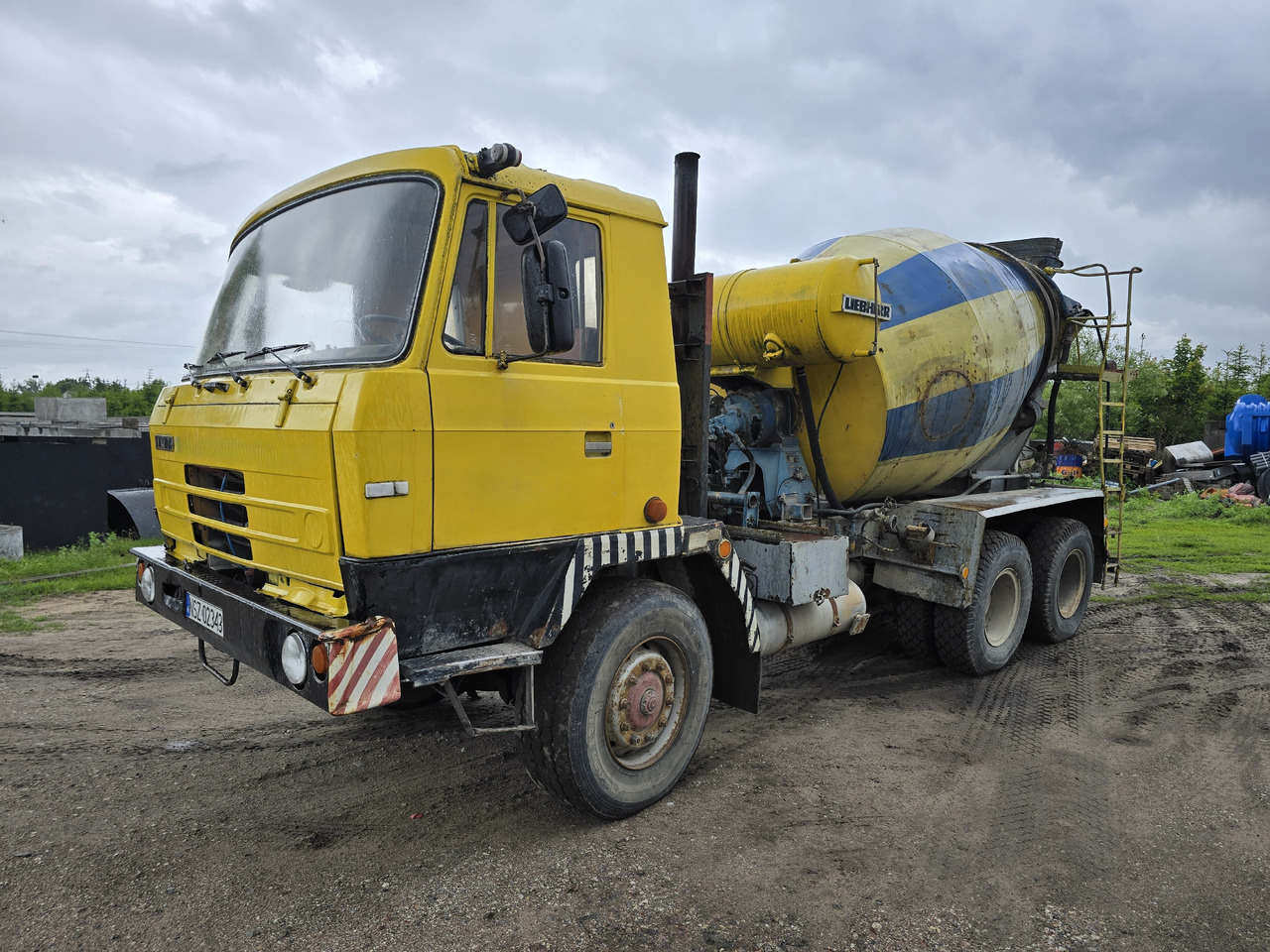 TATRA 6x6 (6 m3) betoniarka LIEBHERR - Truk pengaduk beton: gambar 1 TATRA 6x6 (6 m3) betoniarka LIEBHERR - Truk pengaduk beton: gambar 1
