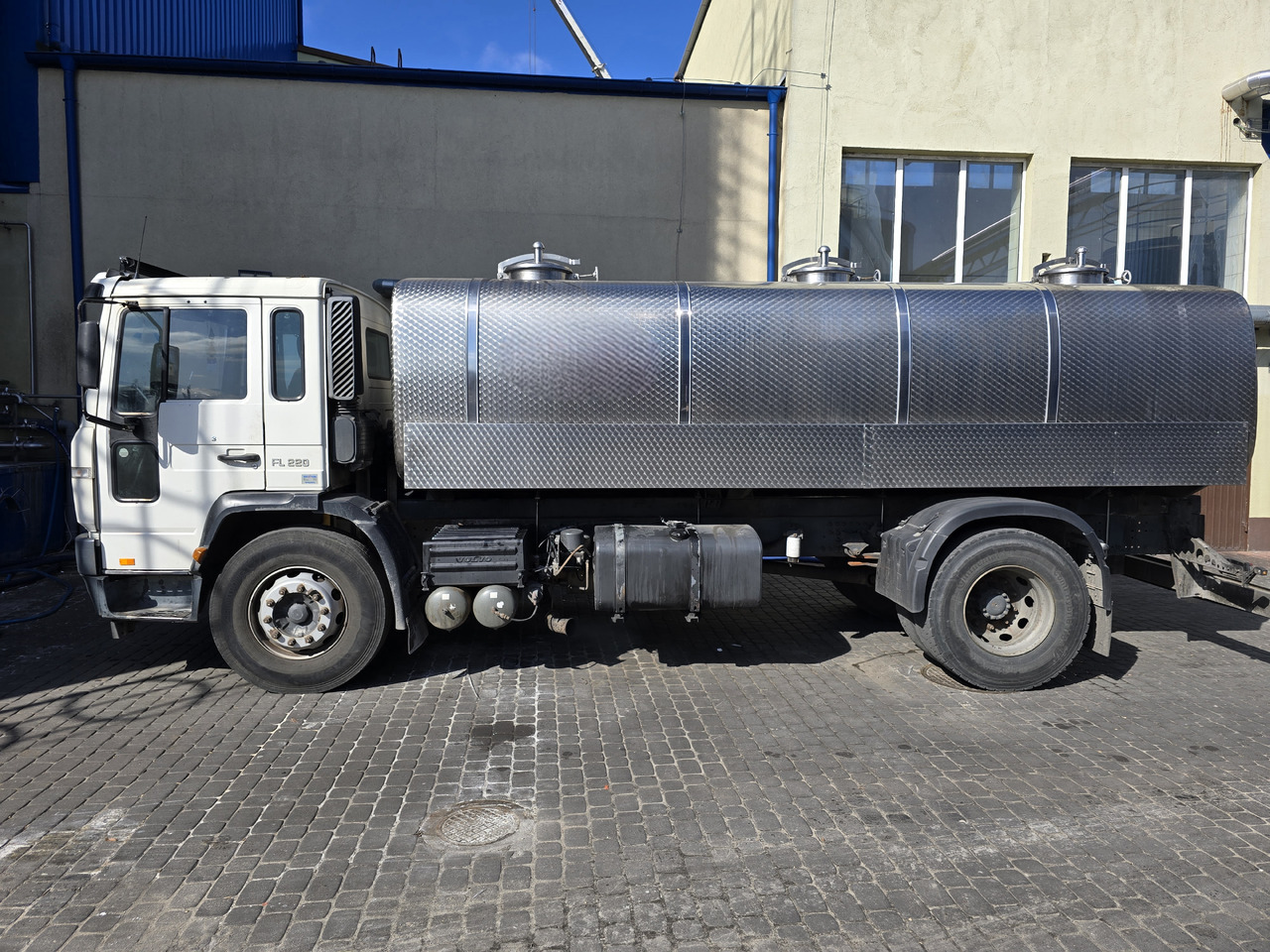 VOLVO FL 220 - Truk tangki: gambar 3 VOLVO FL 220 - Truk tangki: gambar 3