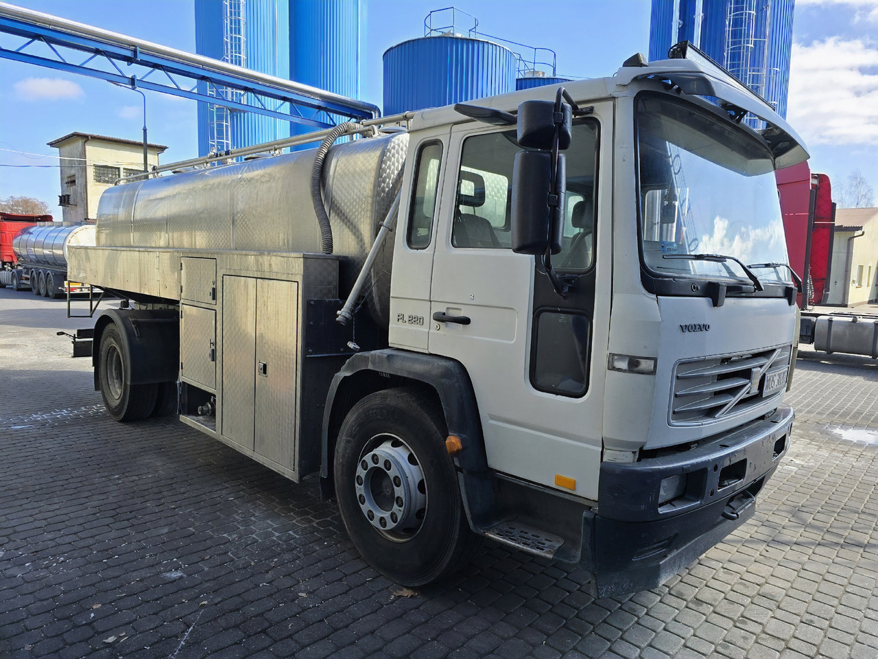 VOLVO FL 220 - Truk tangki: gambar 1 VOLVO FL 220 - Truk tangki: gambar 1