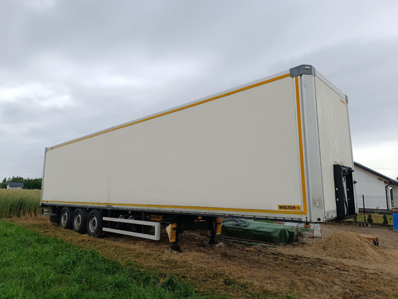 Wielton NS34FT - Semi-trailer kotak tertutup: gambar 1 Wielton NS34FT - Semi-trailer kotak tertutup: gambar 1
