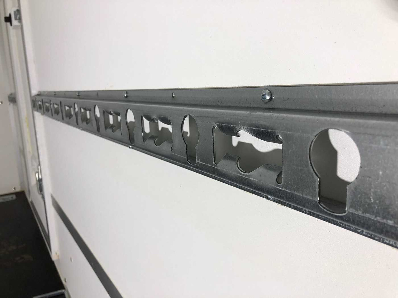 Trailer kotak tertutup baru BLYSS F1330HD Seitentür,Fenster,Aero Kofferanhänger: gambar 26