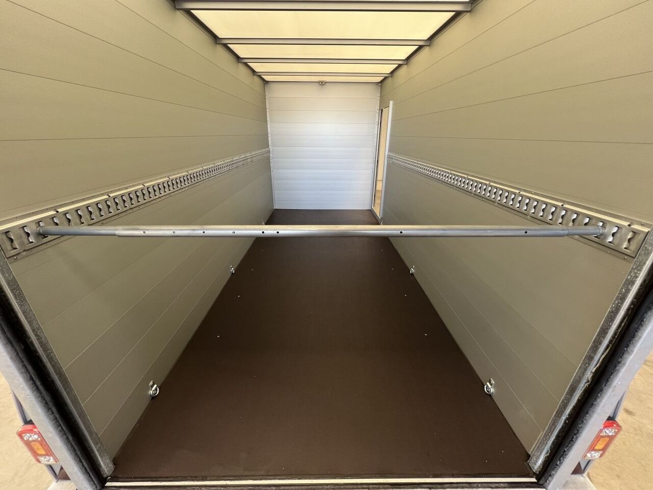 G270 Tür Kofferanhänger - Trailer kotak tertutup: gambar 2 G270 Tür Kofferanhänger - Trailer kotak tertutup: gambar 2