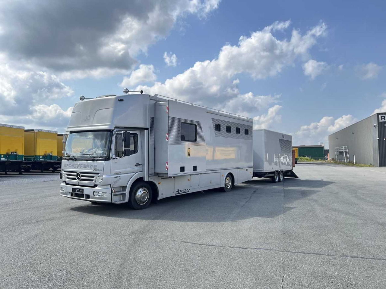 MERCEDES-BENZ Atego 1229 + Anhänger LKW - Truk pengangkut kuda: gambar 5 MERCEDES-BENZ Atego 1229 + Anhänger LKW - Truk pengangkut kuda: gambar 5
