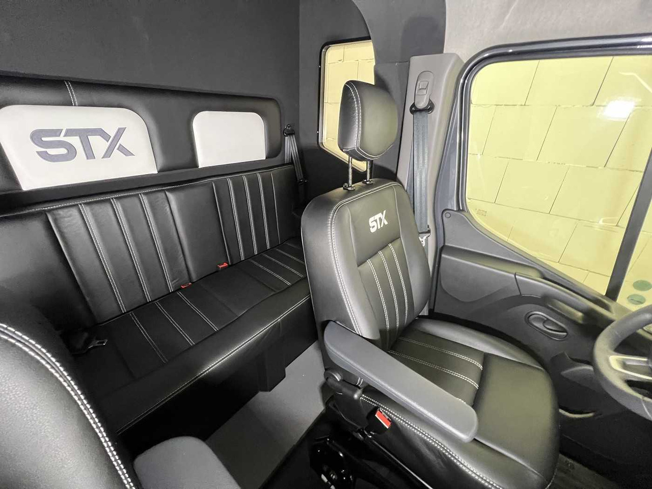 Truk pengangkut kuda, Van pengiriman baru RENAULT Master Haras STX 5-Sitzer LKW: gambar 19