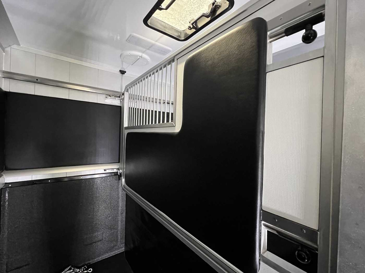 Truk pengangkut kuda, Van pengiriman baru RENAULT Master Haras STX 5-Sitzer LKW: gambar 27