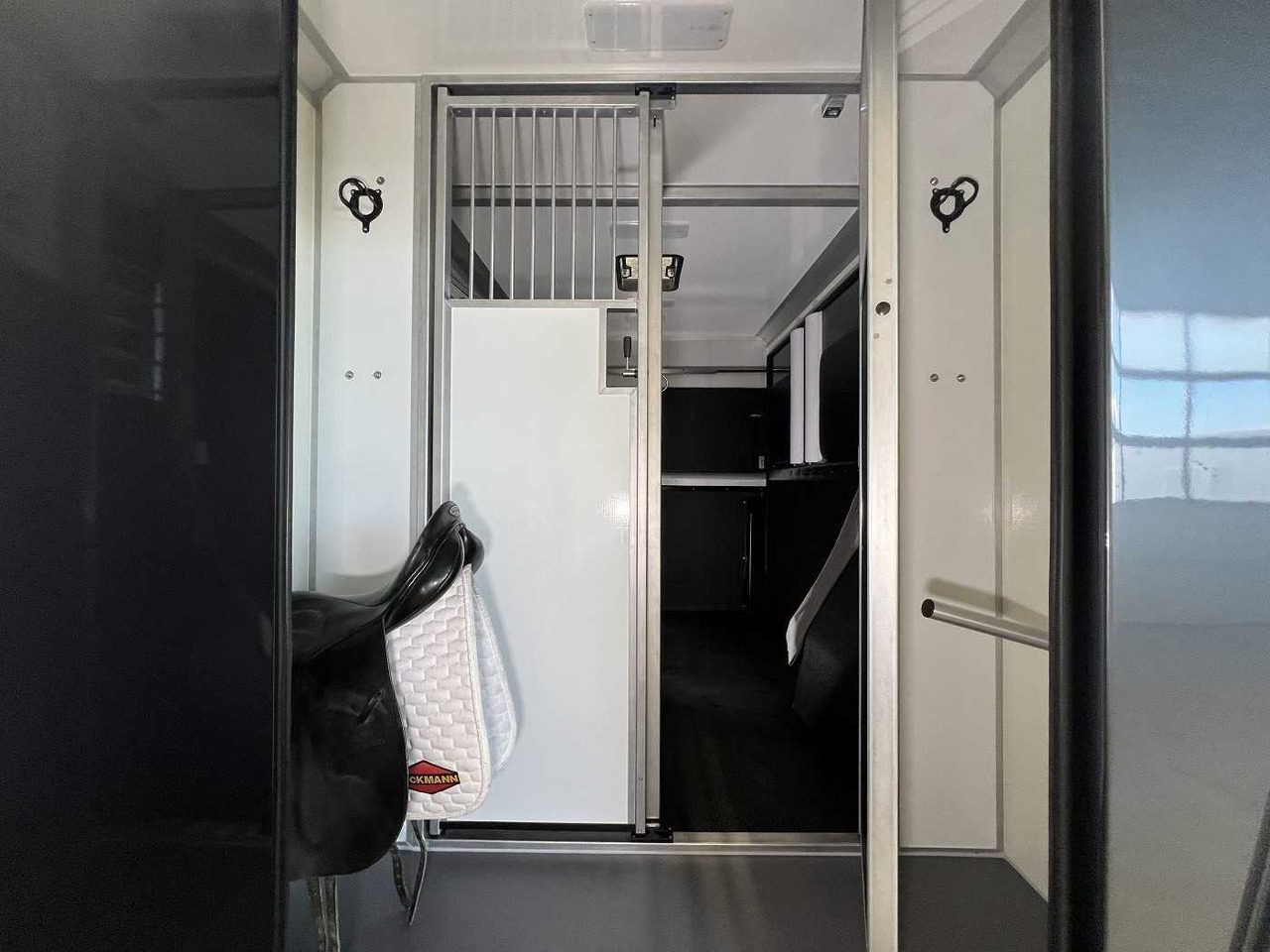 Truk pengangkut kuda, Van pengiriman baru RENAULT Master Haras STX 5-Sitzer LKW: gambar 9