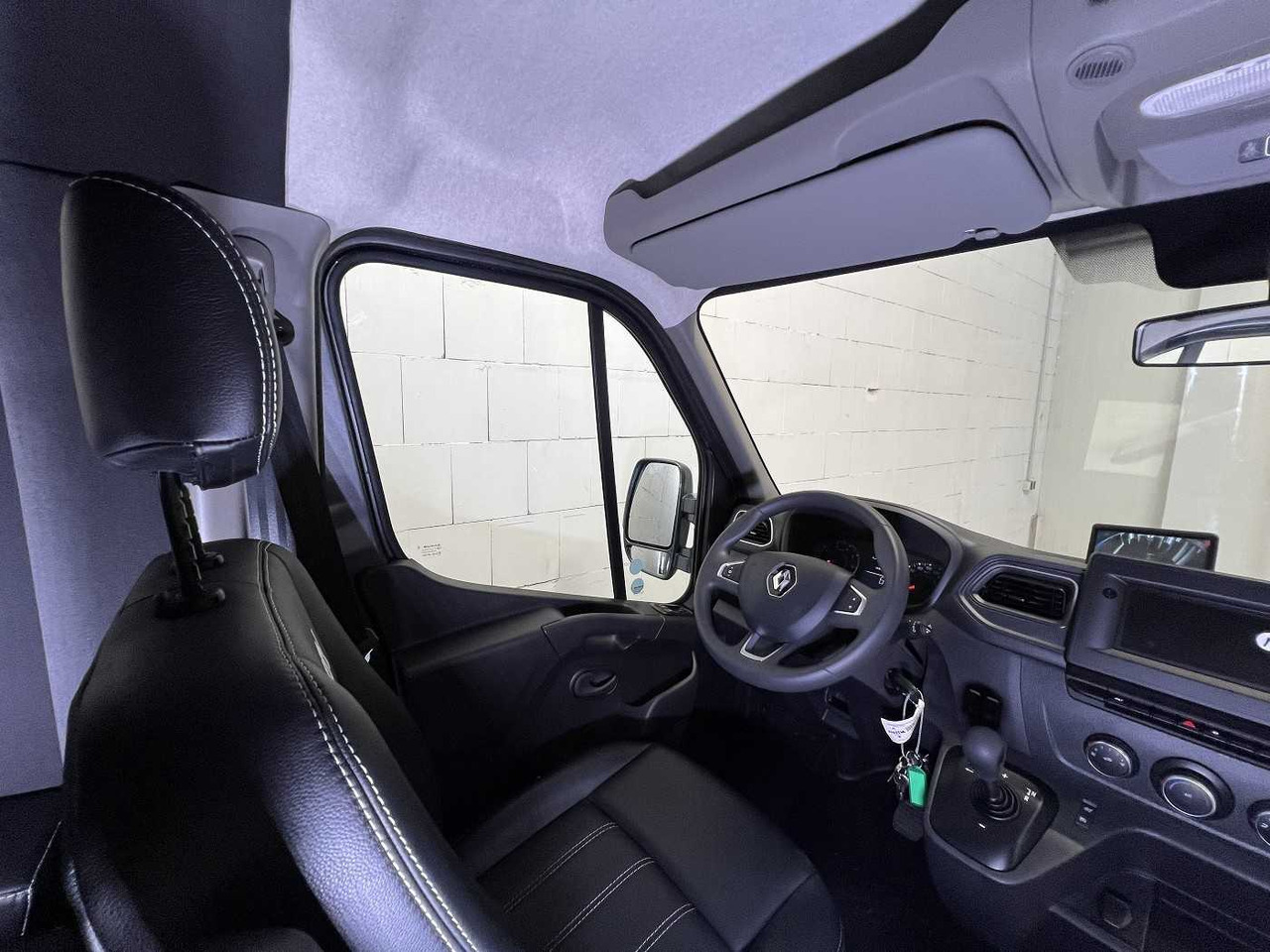Truk pengangkut kuda, Van pengiriman baru RENAULT Master Haras STX 5-Sitzer LKW: gambar 15