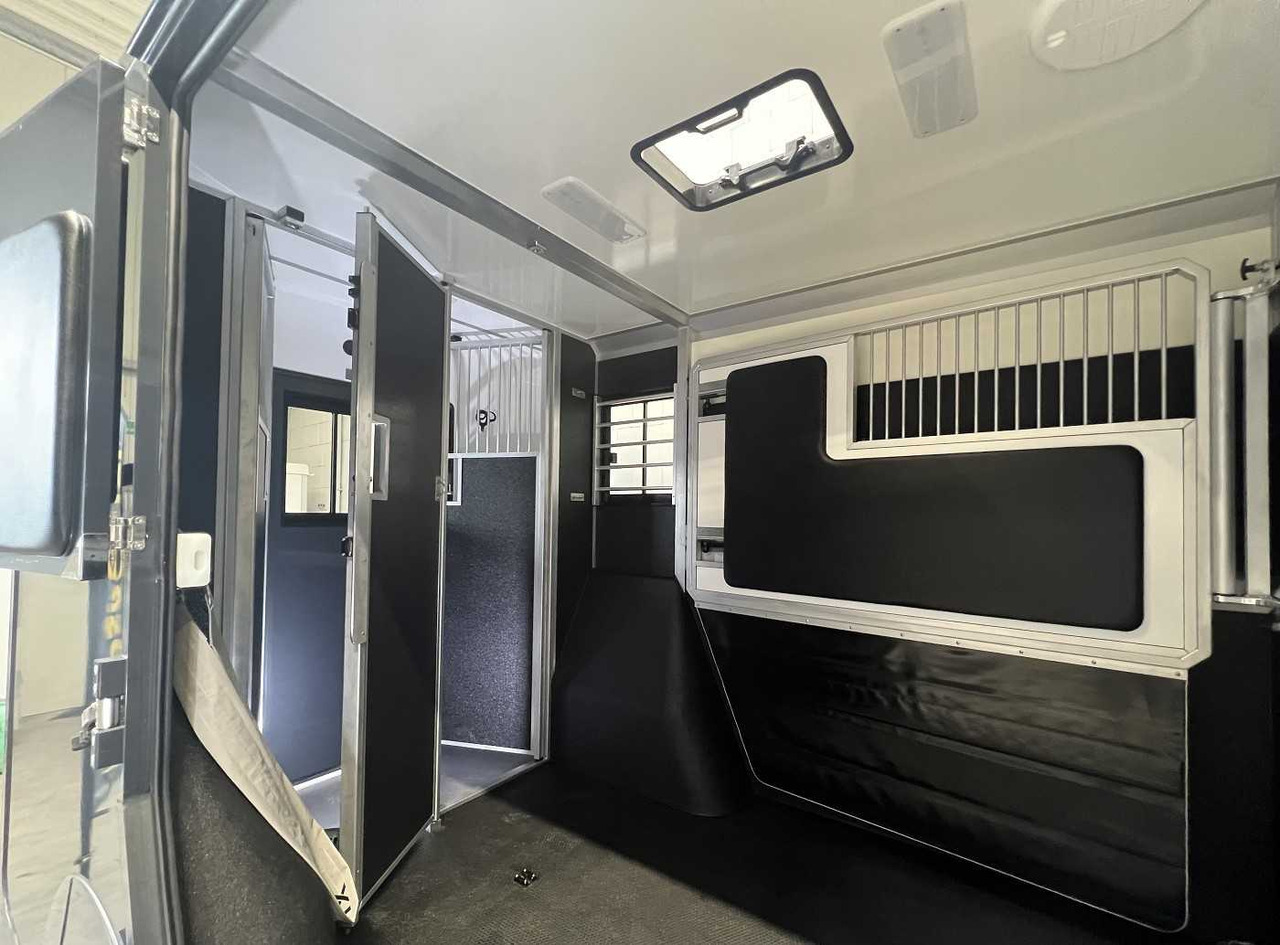 Truk pengangkut kuda, Van pengiriman baru RENAULT Master Haras STX 5-Sitzer LKW: gambar 25