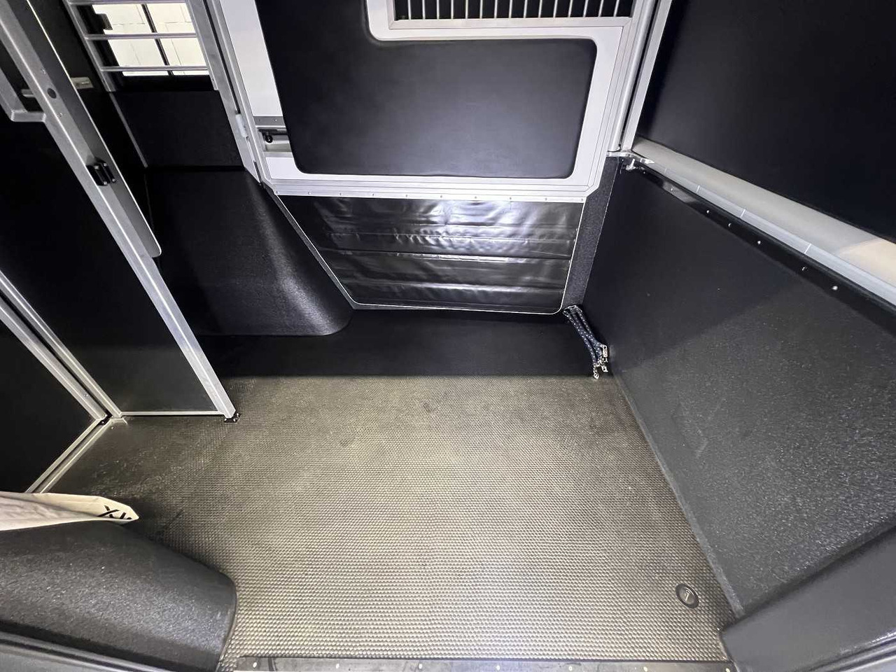 Truk pengangkut kuda, Van pengiriman baru RENAULT Master Haras STX 5-Sitzer LKW: gambar 24