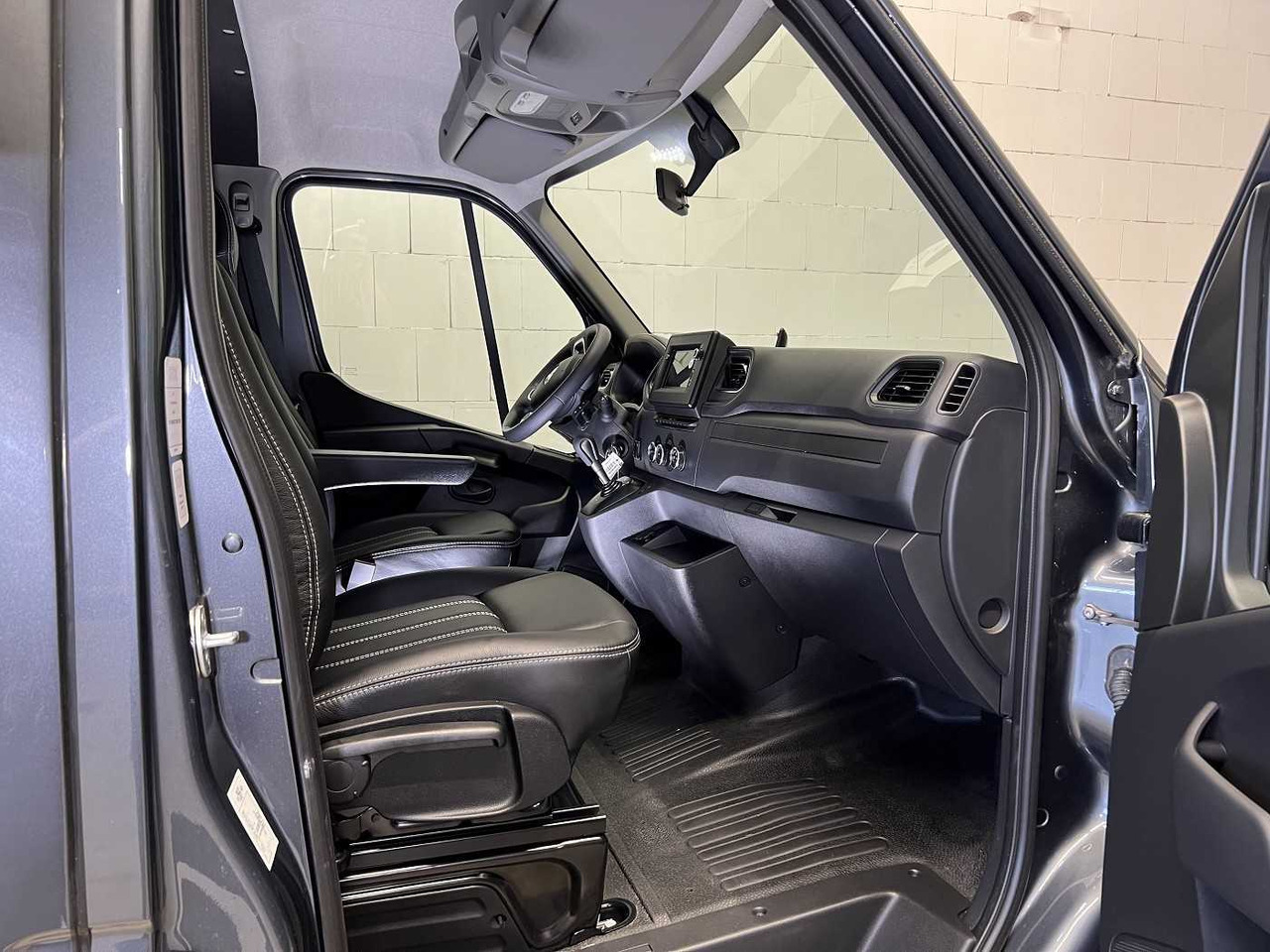 Truk pengangkut kuda, Van pengiriman baru RENAULT Master Haras STX 5-Sitzer LKW: gambar 22