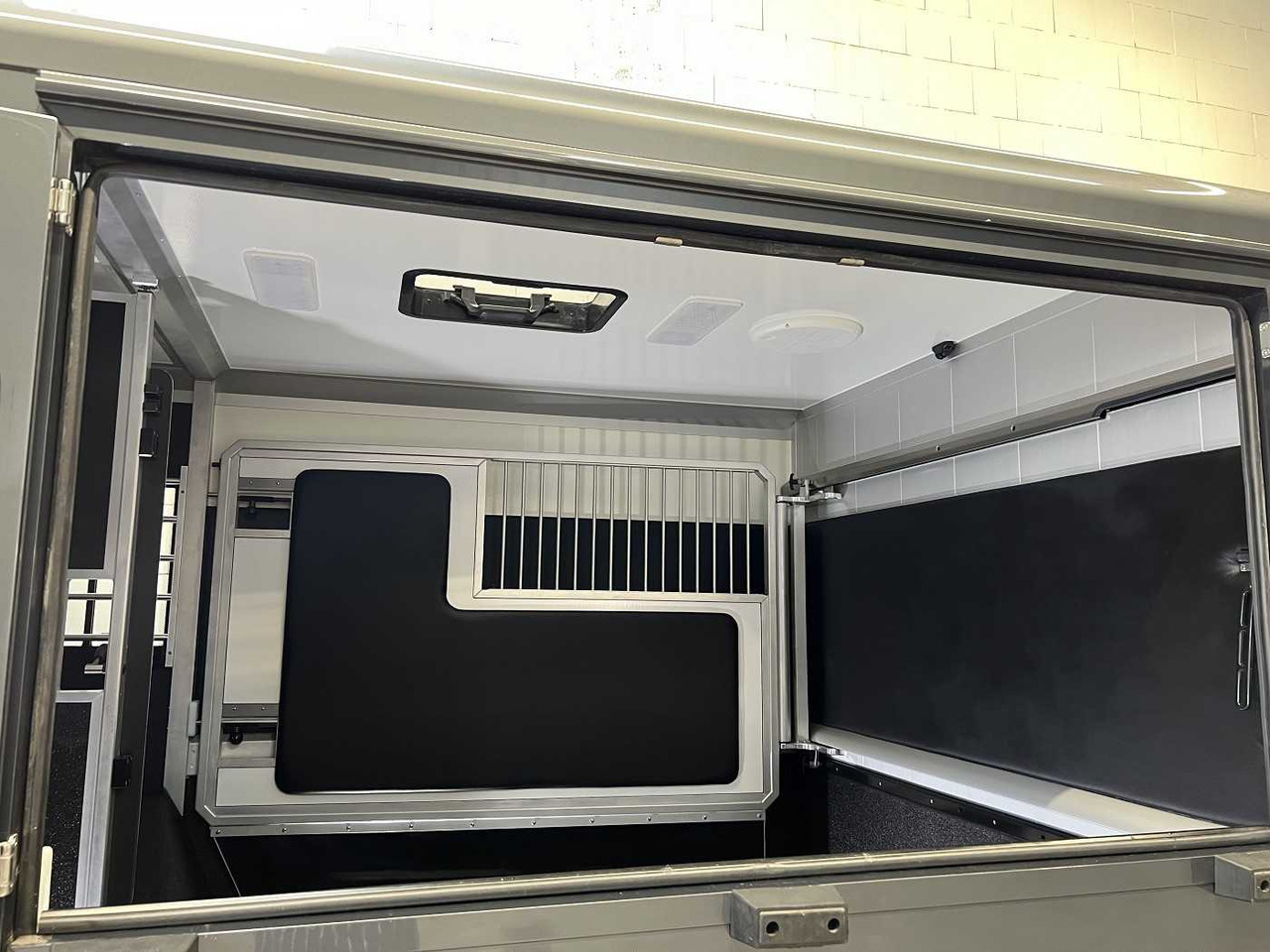 Truk pengangkut kuda, Van pengiriman baru RENAULT Master Haras STX 5-Sitzer LKW: gambar 11