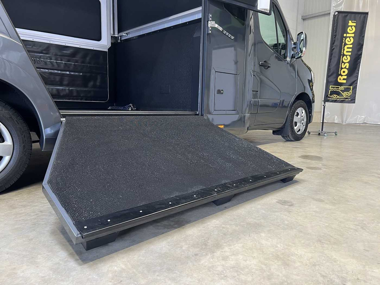 Truk pengangkut kuda, Van pengiriman baru RENAULT Master Haras STX 5-Sitzer LKW: gambar 23