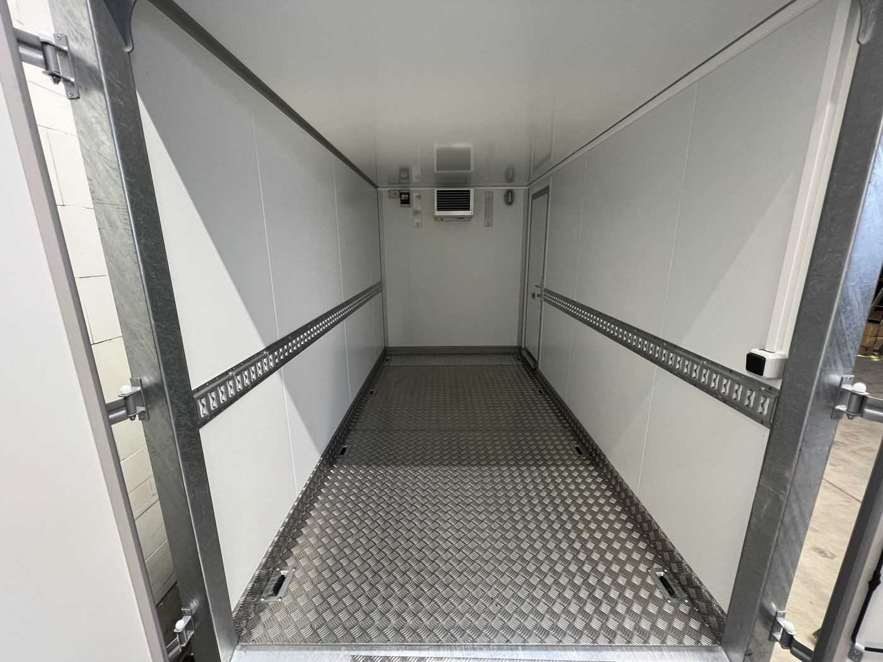 VEZEKO TK C 30.35 KH Rampe ausziehbar Kühlanhänger - Trailer berpendingin: gambar 5 VEZEKO TK C 30.35 KH Rampe ausziehbar Kühlanhänger - Trailer berpendingin: gambar 5