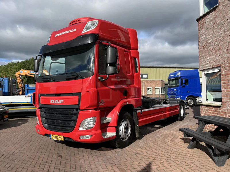 DAF CF 290 4X2 EURO6 SPACECAB RENOVA / VANGMUIL / LAADKLEP / TOP STAAT - Pengangkut kontainer/ Container truck: gambar 2 DAF CF 290 4X2 EURO6 SPACECAB RENOVA / VANGMUIL / LAADKLEP / TOP STAAT - Pengangkut kontainer/ Container truck: gambar 2