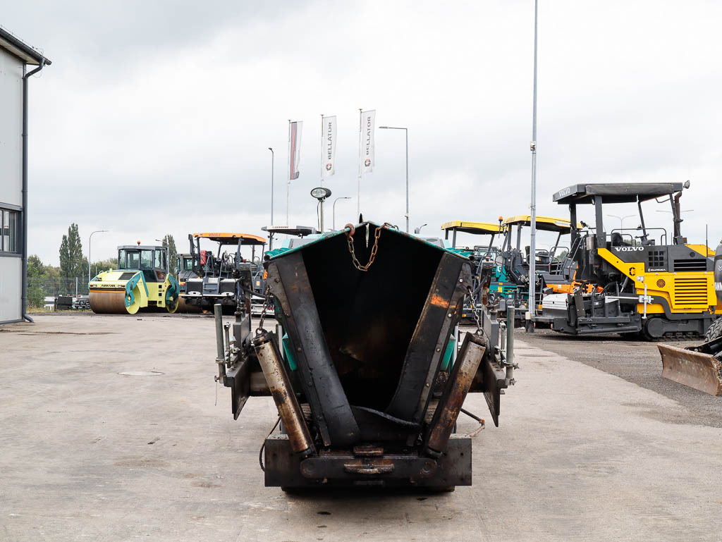 VÖGELE SUPER 800-3i - Paver aspal: gambar 3 VÖGELE SUPER 800-3i - Paver aspal: gambar 3
