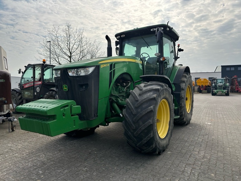 Traktor John Deere 8260R AutoPowr: gambar 1