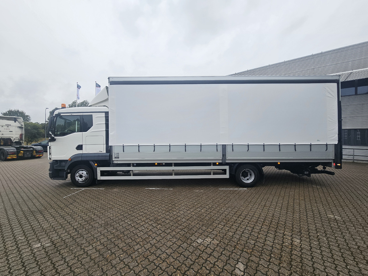 MAN TGL 12.250 - Truk dengan terpal samping: gambar 3 MAN TGL 12.250 - Truk dengan terpal samping: gambar 3