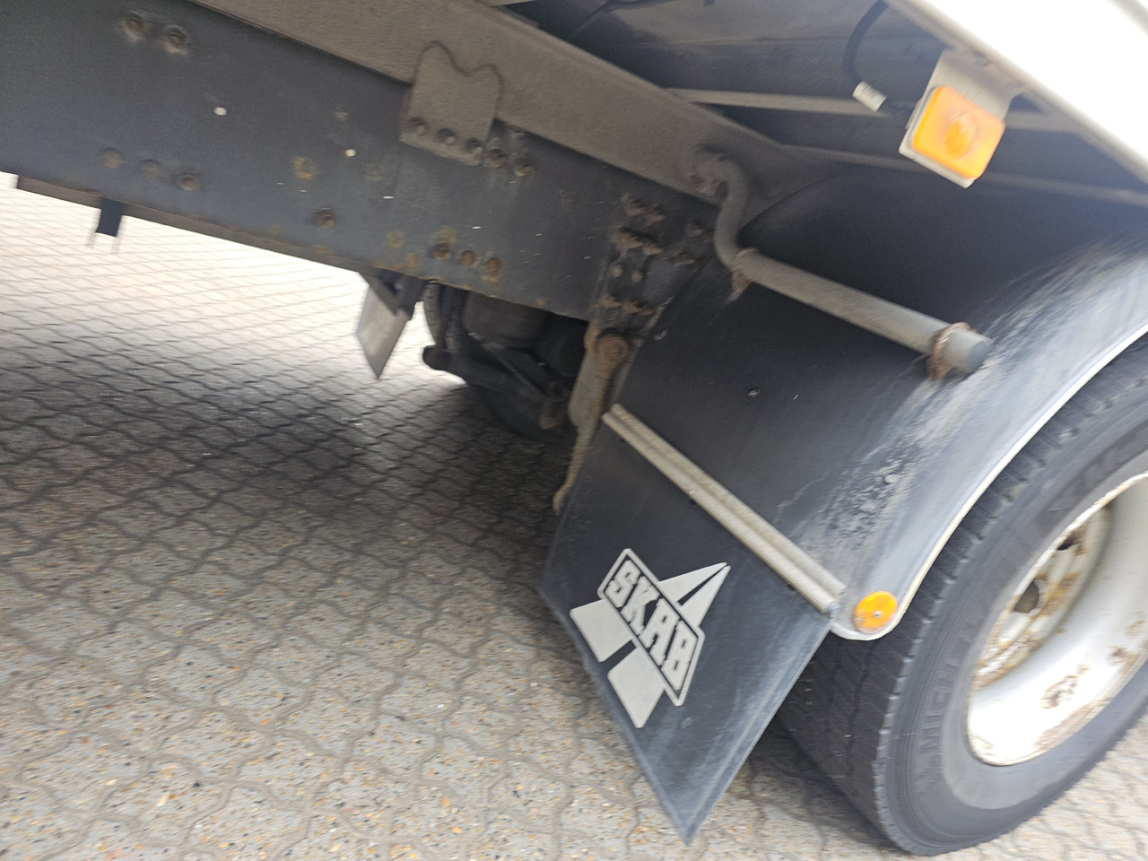 Truk box Volvo FM340: gambar 27
