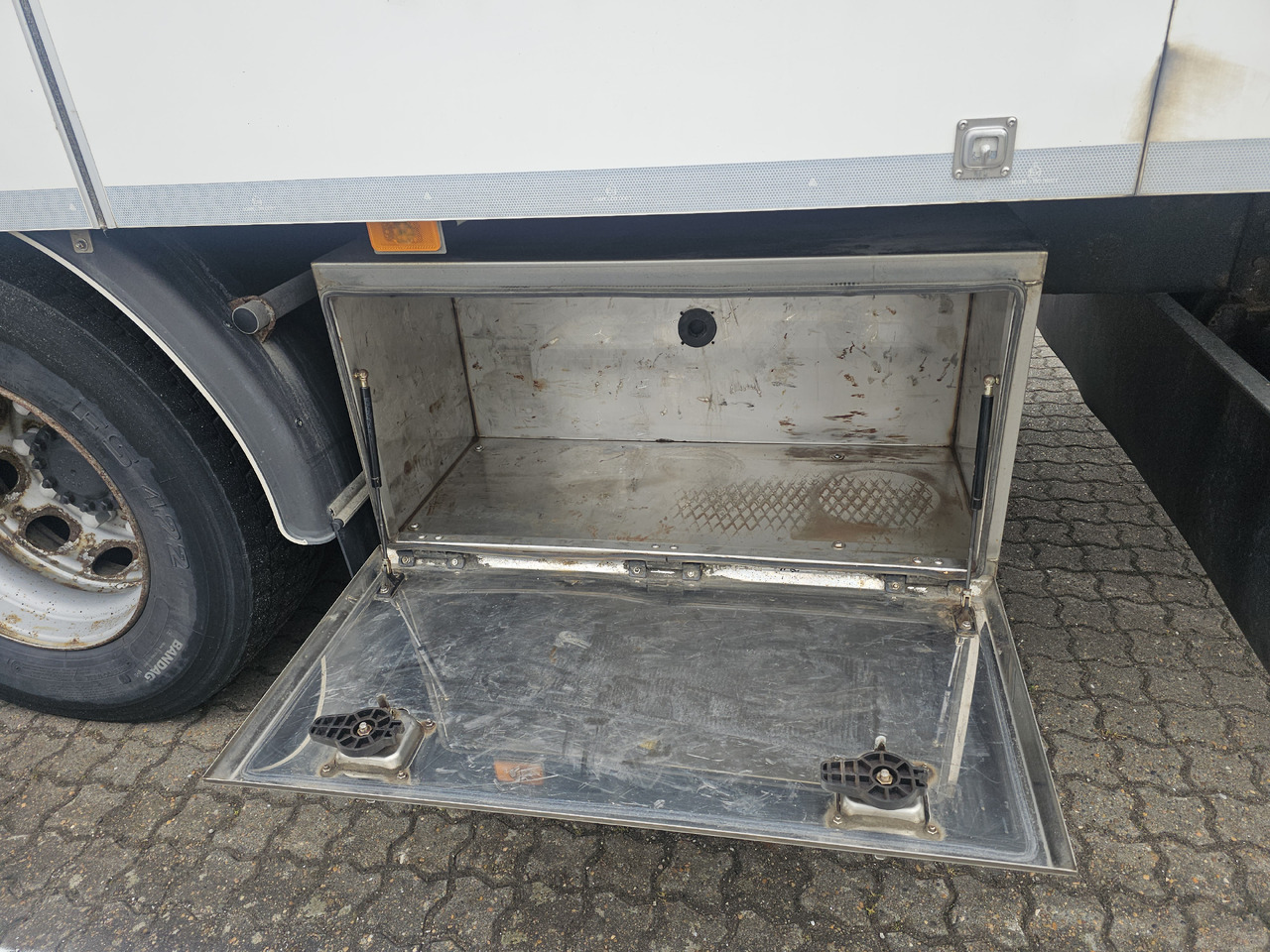 Truk box Volvo FM340: gambar 16